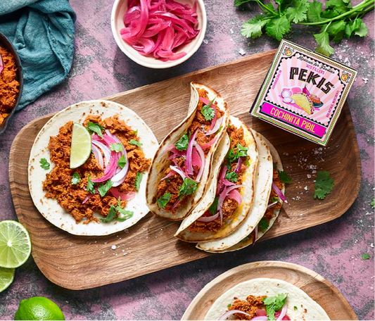 ¿Cómo hacer Tacos de cochinita pibil con cebolla encurtida y lima?