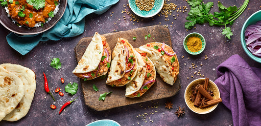 Tacos de Pollo Tikka Masala con lima, cilantro y cebolla encurtida